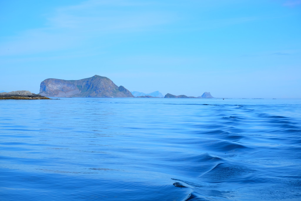 Blått hav bak båten mot Skomvær